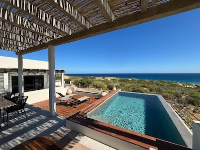 Private East Cape Villa · Walk to Beach · Pool & Jacuzzi