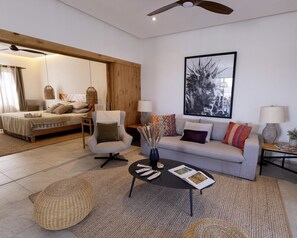 Smart-TV, peis, bøker og stereoanlegg