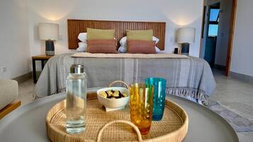 4 makuuhuonetta, tallelokero huoneessa, työpöytä, silitysrauta/-lauta