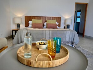 4 makuuhuonetta, tallelokero huoneessa, työpöytä, silitysrauta/-lauta