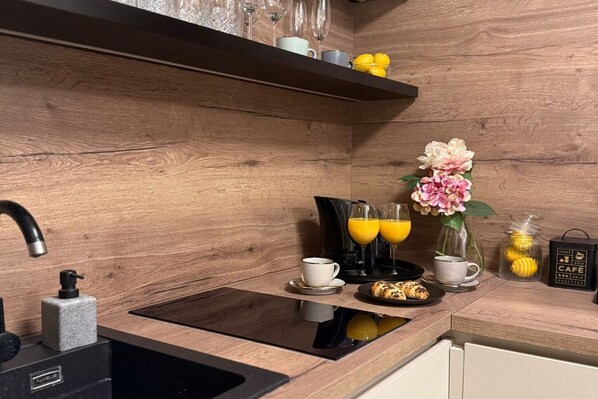 Fridge, microwave, oven, stovetop - Studio Apartment (The Marina studio) -S6 (Kozino)