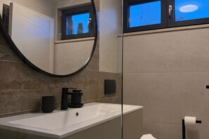 Shower, hair dryer - Studio Apartment (The Marina studio) -S6 (Kozino)