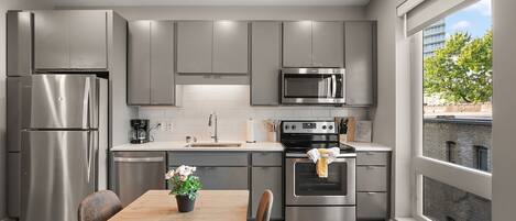 Kjøleskap, mikrobølgeovn, ovn og kokeplater