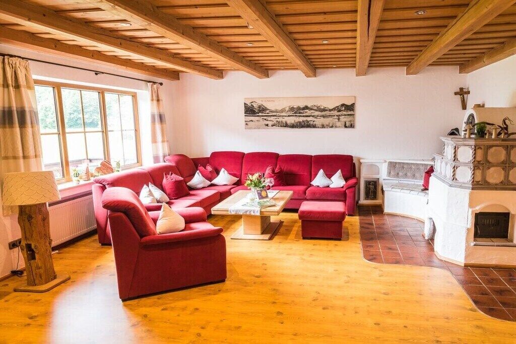 Smart-TV, DVD-Player, Bücher, Stereoanlage