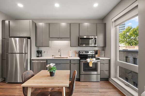 冰箱、微波炉、烤箱、炉灶