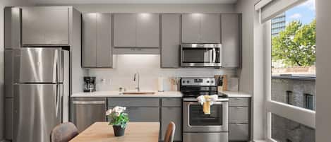 Réfrigérateur, micro-ondes, four, plaque de cuisson