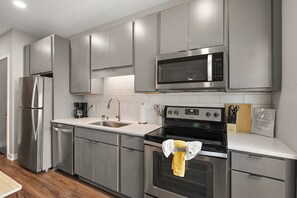 冰箱、微波炉、烤箱、炉灶