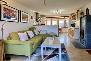 Smart TV, fireplace, books, stereo