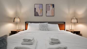 Tabla de planchar con plancha, wifi y ropa de cama