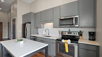 Kühlschrank, Mikrowelle, Ofen, Herdplatte