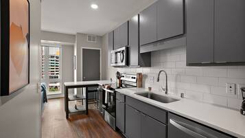 Kühlschrank, Mikrowelle, Ofen, Herdplatte