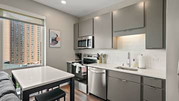 Réfrigérateur, micro-ondes, four, plaque de cuisson