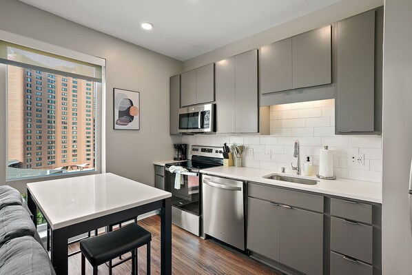 冰箱、微波炉、烤箱、炉灶