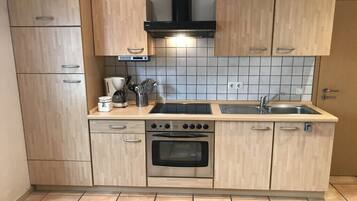 Fridge, oven, stovetop, dishwasher