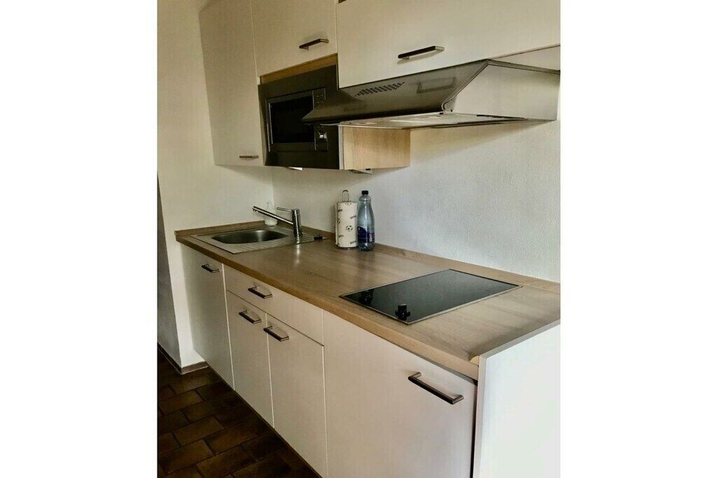 Kühlschrank, Herdplatte, Wasserkocher mit Kaffee-/Teezubehör, Toaster