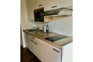 Kühlschrank, Herdplatte, Wasserkocher mit Kaffee-/Teezubehör, Toaster