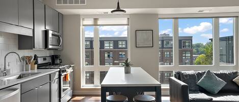 Refrigerador, microondas, horno y parrilla de estufa