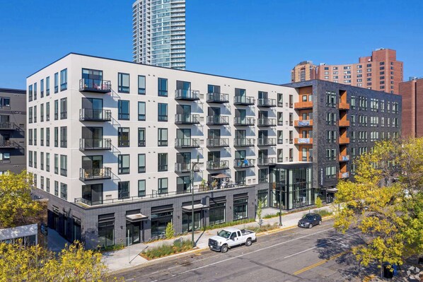 Exterior - 2BR 2BA CozySuites in Marquee with pool & gym (Minneapolis)