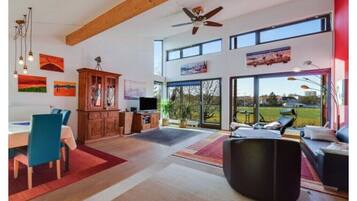 Smart TV, fireplace, stereo