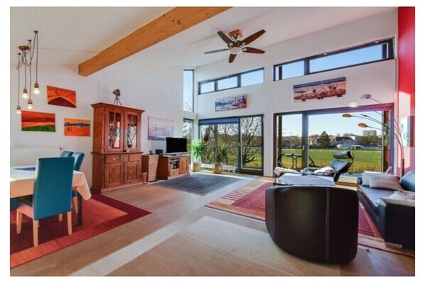 Smart-TV, Kamin, Stereoanlage