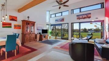 Smart-TV, Kamin, Stereoanlage