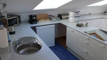 Kühlschrank, Mikrowelle, Herdplatte, Geschirrspüler