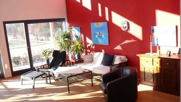 Fernseher, Kamin, Stereoanlage