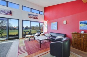 Smart-TV, Kamin, Stereoanlage