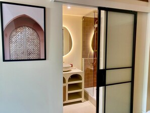 مجففات شعر، مناشف، صابون، ورق حمّام