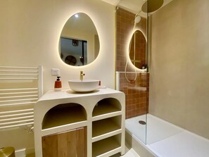 Séchoir à cheveux, serviettes fournies, savon, papier de toilette