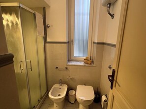 Séchoir à cheveux, serviettes fournies, savon, papier de toilette