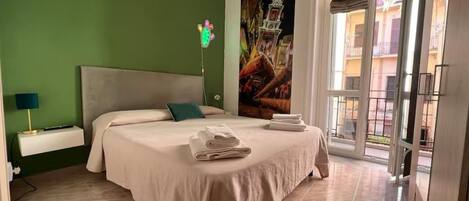 3 chambres, fer et planche à repasser, Wi-Fi, draps fournis