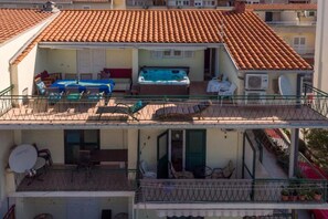 Outdoor spa tub - Apartments Ribarević  - Studio with Balcony (Makarska)