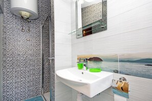 Shower, hair dryer - Apartments Ribarević  - Studio with Balcony (Makarska)