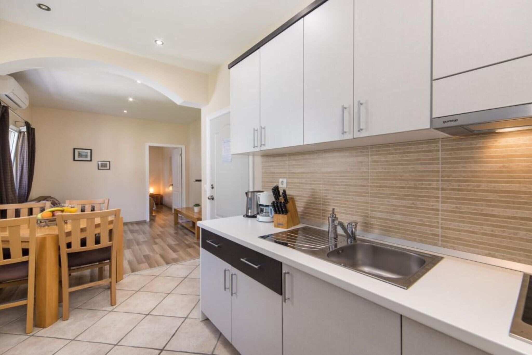 Kjøleskap, mikrobølgeovn, kokeplater og spisebord