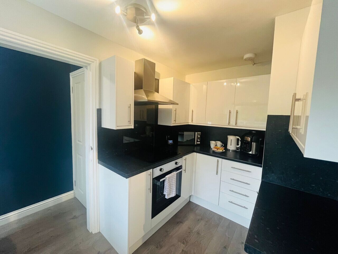 ثلاجة، ميكروويف، فرن، غسالة أطباق