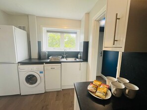 Kühlschrank, Mikrowelle, Ofen, Geschirrspüler