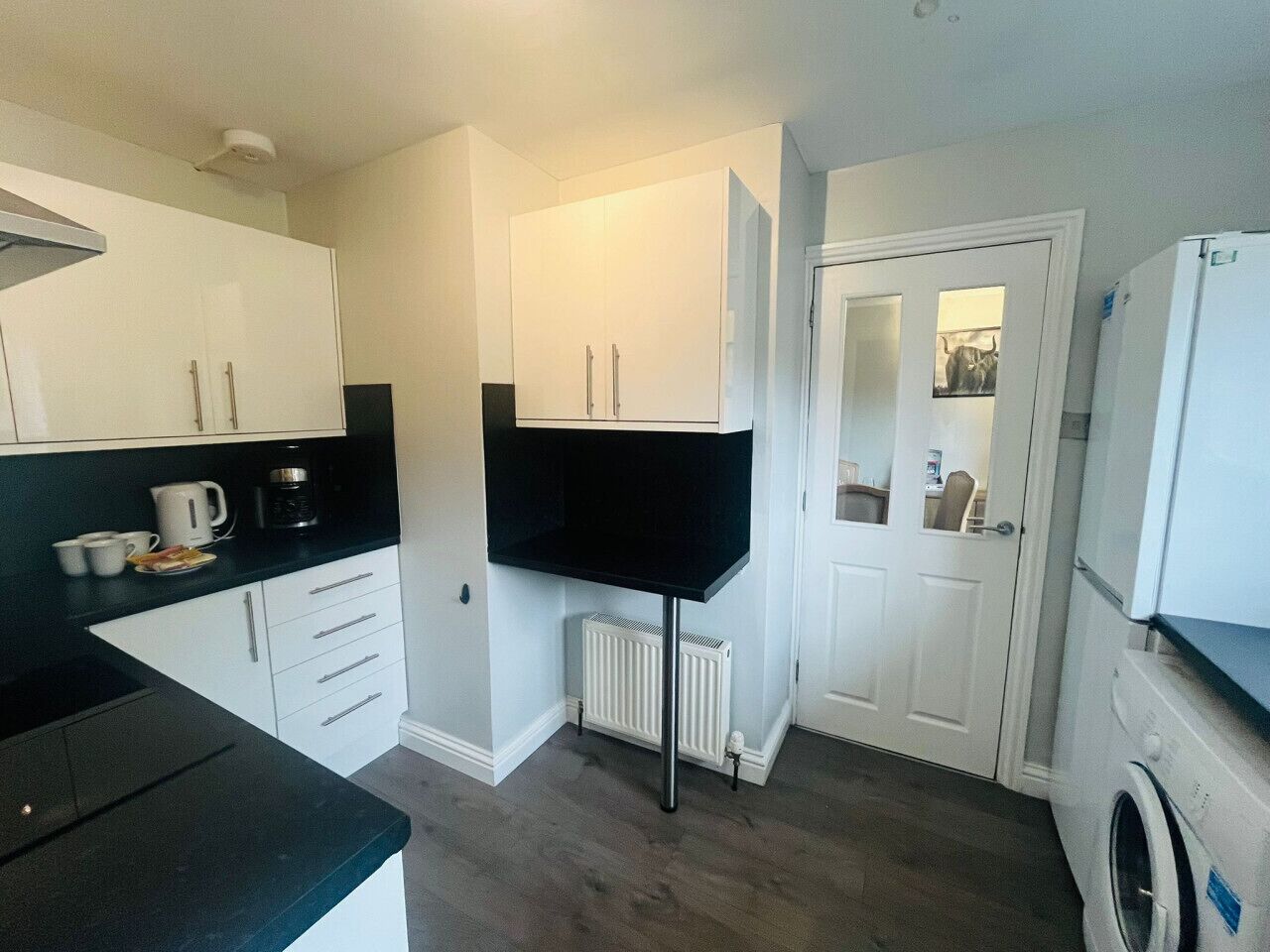 Een koelkast, een magnetron, een oven, een vaatwasser