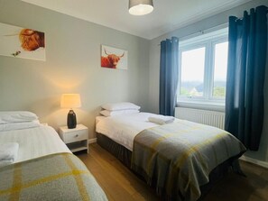 2 Schlafzimmer, Schreibtisch, Bügeleisen/Bügelbrett, Reisekinderbett