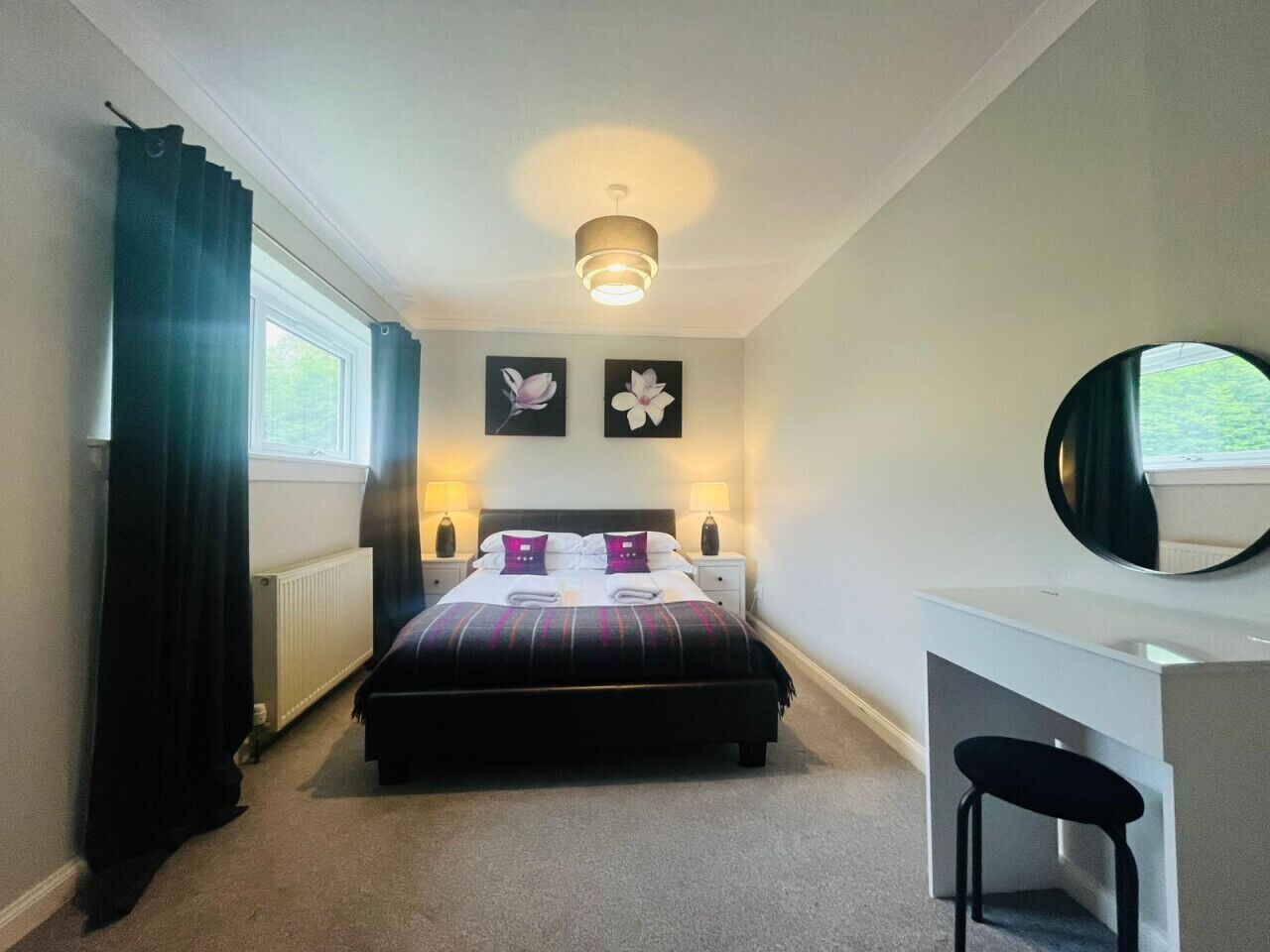 2 slaapkamers, een bureau, een strijkplank/strijkijzer, reisbedje