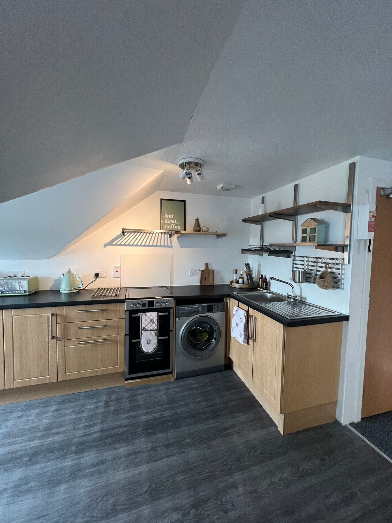 Een koelkast, een microgolfoven, een oven, een broodrooster