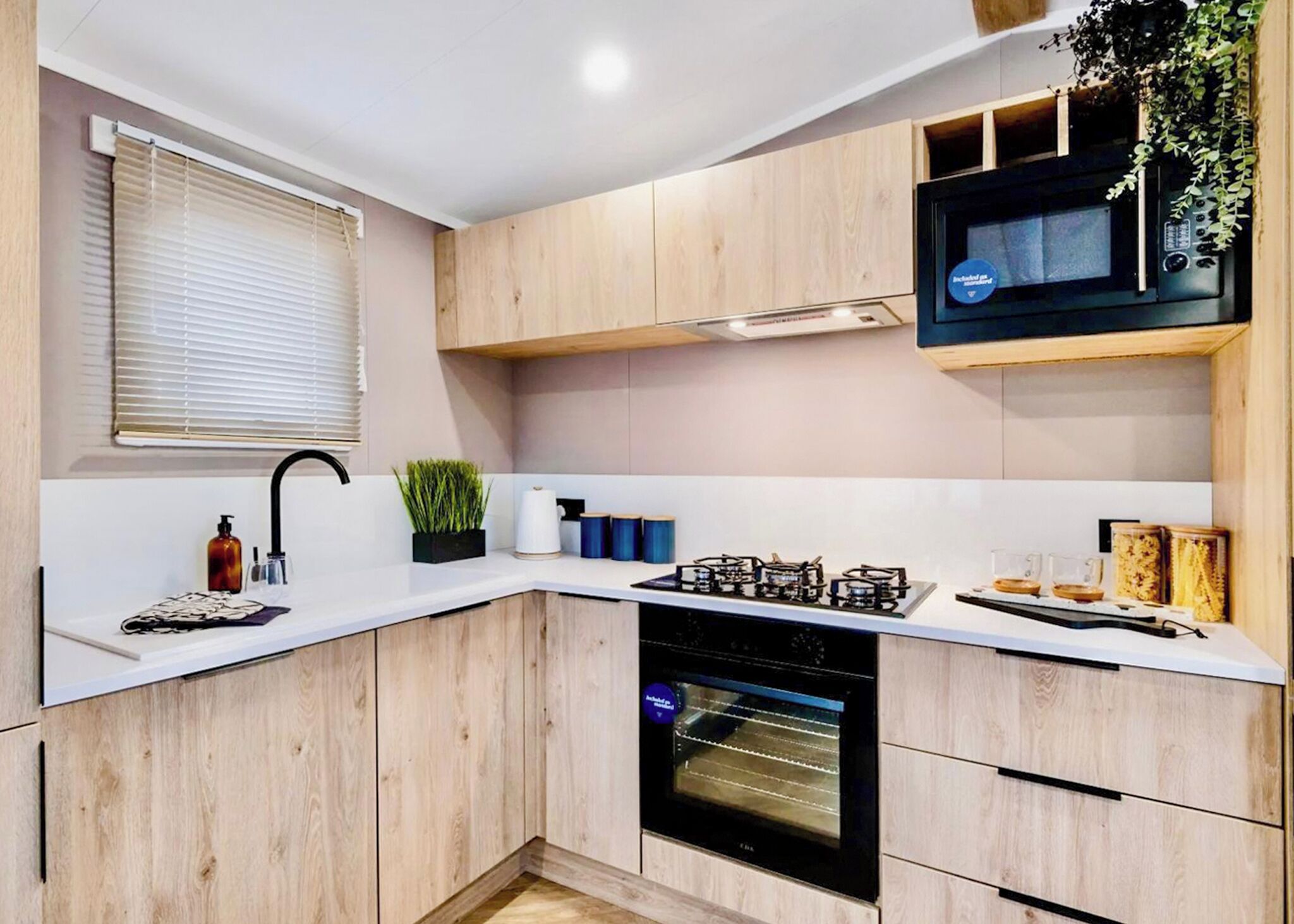 Réfrigérateur, four, plaque de cuisson, grille-pain