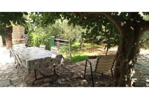 Outdoor dining - Two-Bedroom Apartment (Seget Donji)