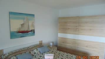 3 dormitorios, tabla de planchar con plancha, cuna de viaje