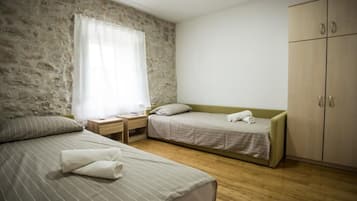 3 bedrooms, travel crib, WiFi (free)