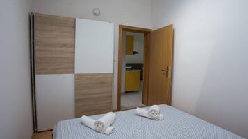 2 bedrooms, travel crib, WiFi (free)