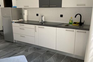 Kühlschrank, Ofen, Herdplatte, Esstisch