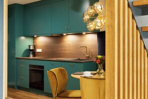 Réfrigérateur, un four, surface de cuisson, lave-vaisselle