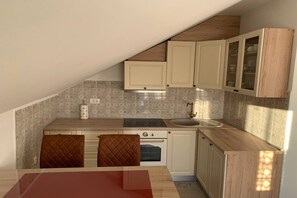 Fridge, microwave, oven, stovetop - Apt Bordoa de Macura with Bay View (Zadar)