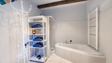 Douche, sĂšche-cheveux, serviettes fournies